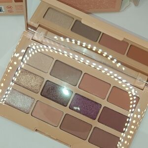 Love Bomb Eyeshadow Palette - Vibrant Shades